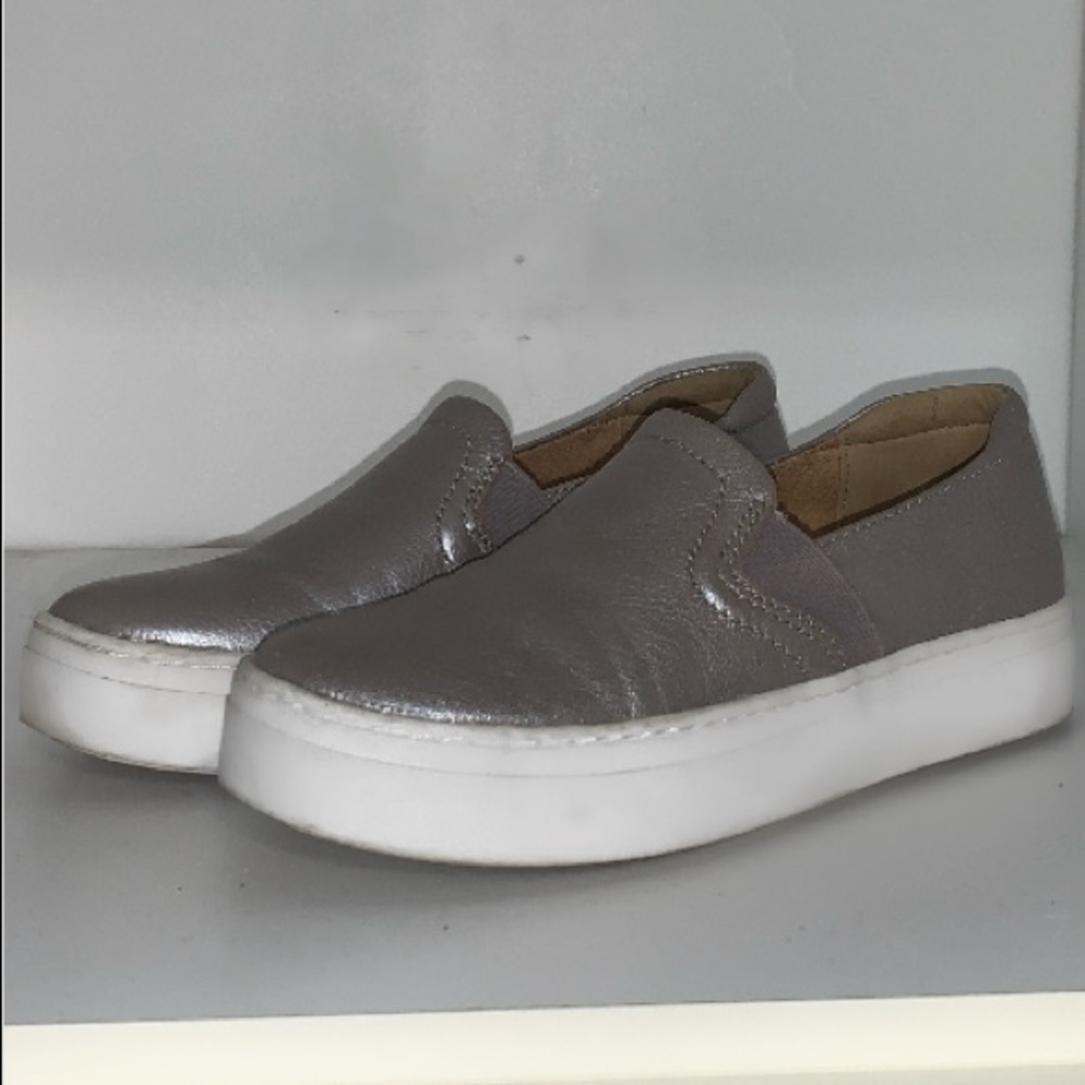 Silver platform Naturalizer slides! Size 5.5!